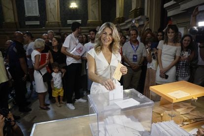 Yolanda Díaz, cabeza de lista de Sumar, vota en el colegio electoral ETSI Minas y Energía, en Madrid.