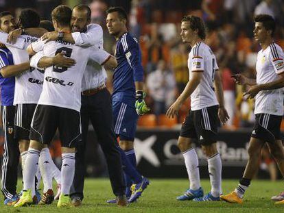 Los jugadores del Valencia muestran su alegr&iacute;a tras la victoria contra el C&oacute;rdoba. 