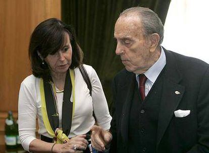 La presidenta del Constitucional, María Emilia Casas, con el senador del PP Manuel Fraga ayer en Oviedo.