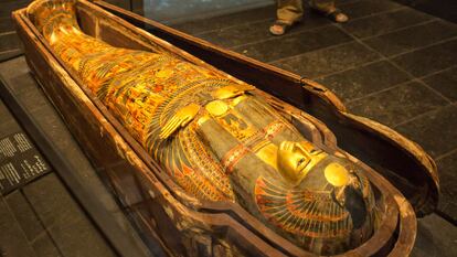 El sarcófago de la princesa egipcia Henuttawy, en el Louvre de Abu Dabi.