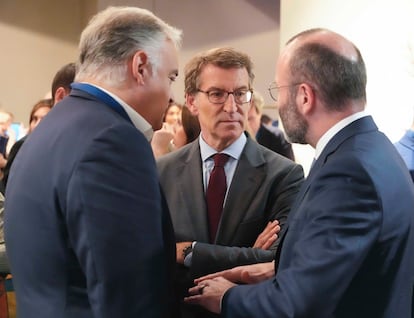 Alberto Núñez Feijóo, con Esteban González Pons y el presidente del Partido Popular Europeo, Manfred Weber, este jueves en Lisboa.