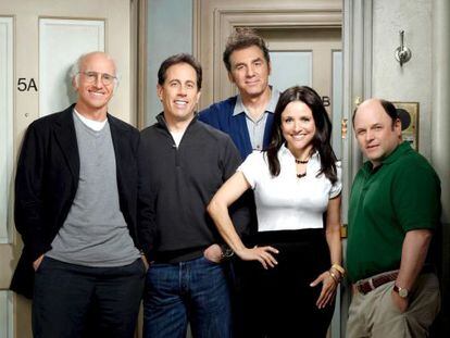Si el reparto de 'Seinfeld' ya parecía vestir de nada cuando la serie se emitió en los noventa, cuando se reunieron hace pocos años en una temporada de 'Larry David' (en la imagen), ya estaban a punto de ser un nuevo icono de la modernidad.