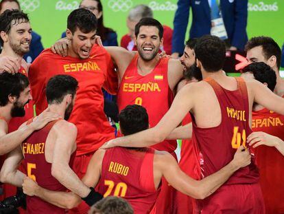 La selección de baloncesto celebra la medalla de bronce.