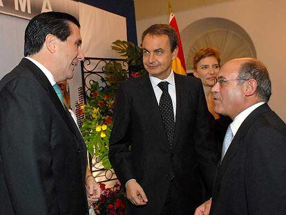 Martín Torrijos, presidente de Panamá, conversa con Rodríguez Zapatero y con Gerardo Díaz Ferrán, de la CEOE.