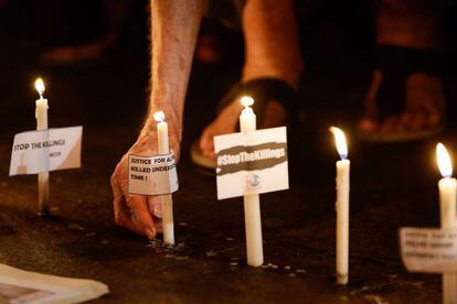 La monja australiana Patricia Fox sostiene una vela durante una protesta contra los asesinatos de sacerdotes, en Manila (Filipinas).
