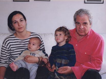 Juan Marsé con su hija, Berta, y sus nietos en el año 2000, en Barcelona.