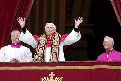 Joseph Ratzinger, desde ahora el Papa Benedicto XVI, saluda a los miles de fieles desde el balcón del Vaticano.