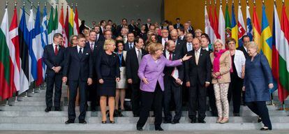 Angela Merkel coloca a los participantes en la cumbre.