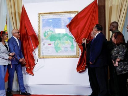 El presidente de la Asamblea Nacional de Venezuela, Jorge Rodríguez, devela un mapa de Venezuela que muestra la disputada región del Esequibo como parte del país.