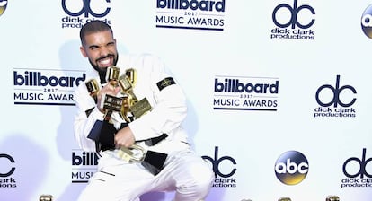 Drake posa con sus premios tras la ceremonia de entrega de los Billboard Music Awards este domingo en Las Vegas.