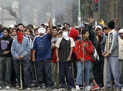 Partidarios del presidente Evo Morales, durante los enfrentamientos de ayer en Cochabamba