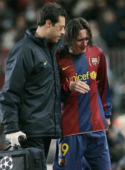 Messi deja llorando el campo junto al fisioterapeuta.