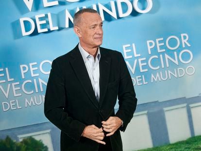 Tom Hanks atiende a los fotógrafos en el hotel Ritz en Madrid este lunes al mediodía.