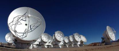Las grandes antenas del radiotelescopio internacional ALMA, en los Andes chilenos, operan de modo sincronizado obteniendo una gran resolución en las observaciones.