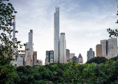 Llega otro corredor a la carrera de las alturas. La <strong>Central Park Tower</strong> será el segundo edificio más alto de Estados Unidos, por detrás del también neoyorquino One World Trade Center, aunque el primero del mundo con uso mayoritariamente residencial. Originalmente, estaba previsto que estuviera rematado por una aguja, lo que lo habría elevado aún más, pero la idea acabó descartándose en favor de un techo plano. La obra de <a href="http://smithgill.com/" rel="nofollow" target="_blank">Adrian Smith + Gordon Gill Architecture</a> destaca por la esbeltez de su perfil, que se une a <a href="https://elpais.com/elpais/2019/09/16/icon_design/1568621117_471144.html" target="_blank">la tendencia de los controvertidos edificios cerilla que brotan desde hace unos pocos años en Manhattan</a>. Se concibió para ser un rascacielos altísimo, y ofrece exactamente aquello que promete. Además de apartamentos, a lo largo de sus 95 plantas tendrá comercios y un hotel.