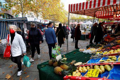 Varios compradores, en un mercado al aire libre en Berlín (Alemania) en octubre pasado.