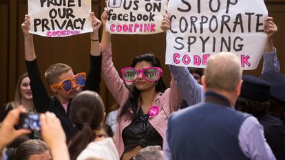 Una protesta en abril de 2018 en el Senado de EE UU con motivo de la comparecencia del consejero delegado de Facebook.