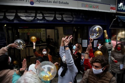 En la administración de Doña Manolita de Madrid festejan haber vendido multitud de premios en la Lotería de Navidad.