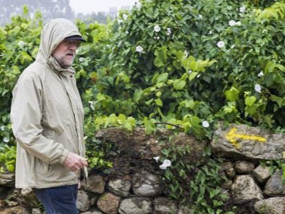 Rajoy camina bajo la lluvia en vacaciones