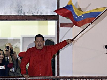 Hugo Chávez, con la espada de Bolivar, celebra su victoria electoral.