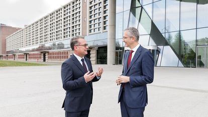 Los gobernadores de los Bancos Centrales de Alemania, Joachim Nagel (izquerda), y del Banco de España, Pablo Hernández de Cos (derecha), charlaban el miércoles de la semana pasada a las puertas del BCE, en Fráncfort.