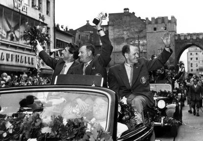 Paseo triunfal de la selección nacional en Múnich tras la victoria en el Mundial de Suiza de 1954. El gran derrotado fue Puskas, el líder de la principal favorita, Hungría.