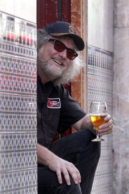 Scott McCaughey, en la puerta de Rock Kitchen de Madrid.