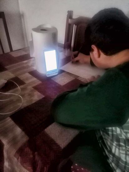 El hijo de Natalia hace los deberes con solo el apoyo de un móvil.