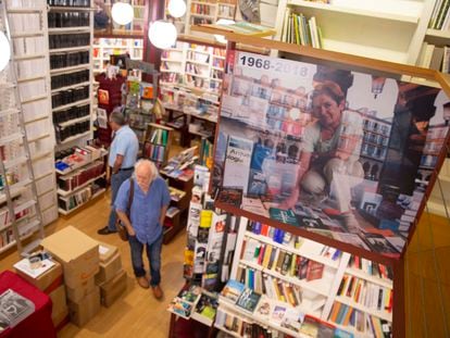 Imagen del interior de la librería Lagun, en San Sebastián, este martes 4 de julio tras conocerse la decisión de su cierre en próximas fechas.