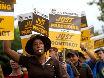 Trabajadores de UPS se manifiestan por un nuevo convenio ante un almacén de la empresa, el 14 de julio en Nueva York.