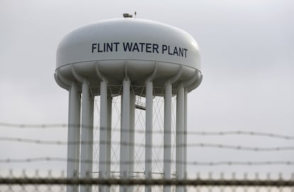 Depósito de agua en la ciudad de Flint (Michigan).