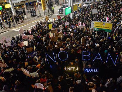 Manifestantes estadounidenses protestan el sábado 28 de enero de 2017 en el aeropuerto de Nueva York JFK por el veto de Trump a la entrada de refugiados.