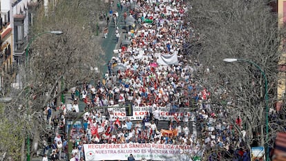 Cabecera de la manifestación en defensa de la sanidad publica convocada por Mareas Blancas, en Sevilla.