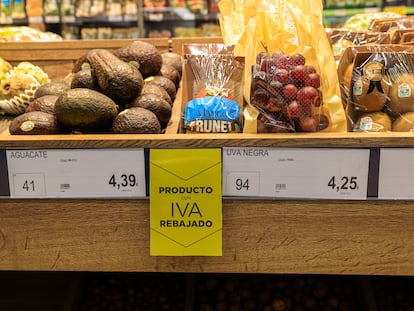 Una etiqueta señala la rebaja del IVA en un supermercado en Madrid, este lunes.