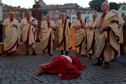 Miembros del Gruppo Storico Romano recrean el asesinato de Julio César en los Idus de Marzo de 2016.