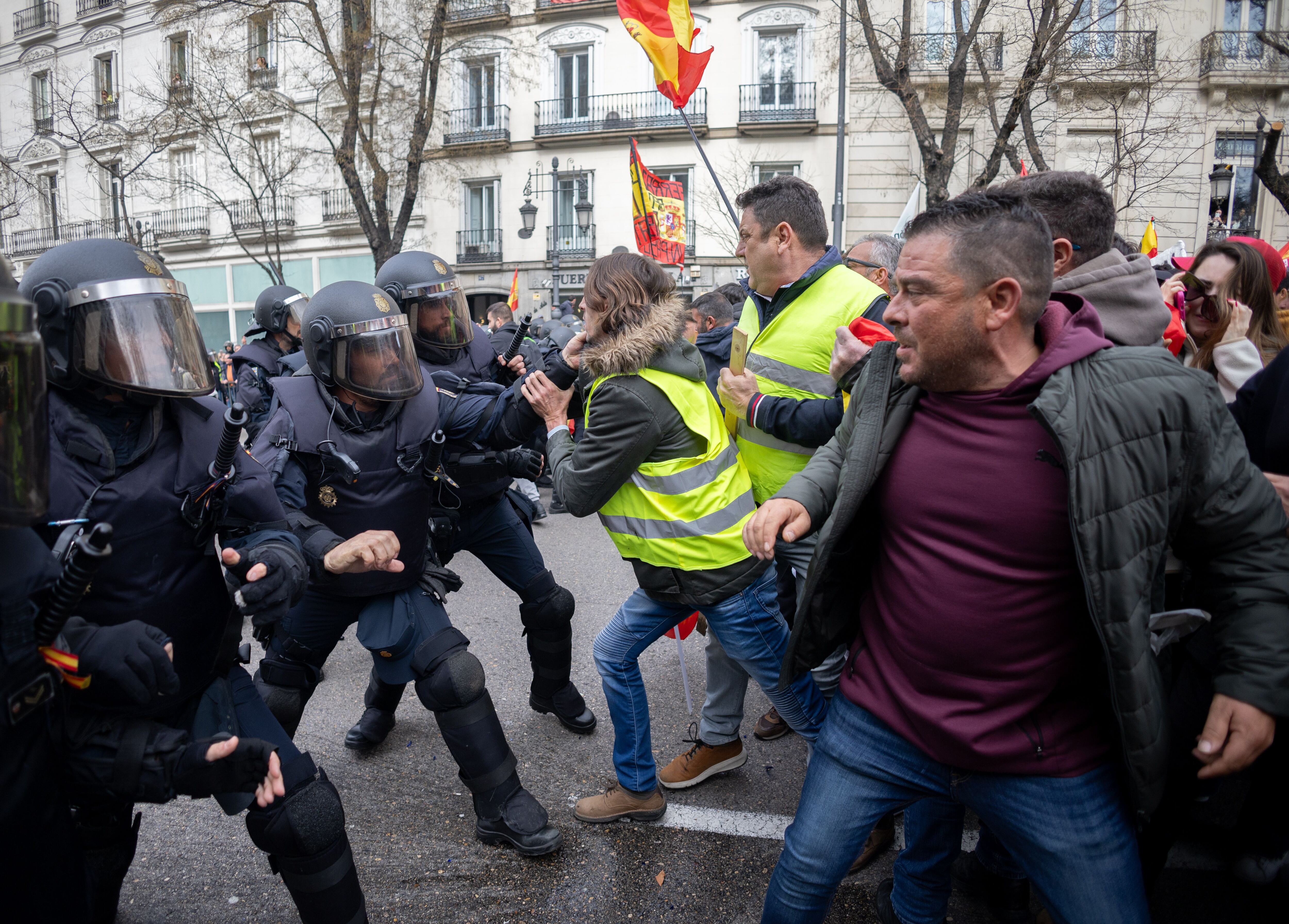 Varios manifestantes se enfrentan a los agentes de Policía en la Puerta de Alcalá, este miércoles. 