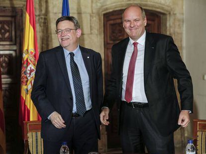 El presidente valenciano Ximo Puig con el ejecutivo de Ford Europa, Dirk Heller, en el Palau de la Generalitat. 