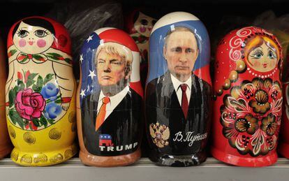 Las figuras de Donald Trump y Vladimir Putin decorando unas muñecas rusas en San Petersburgo.
