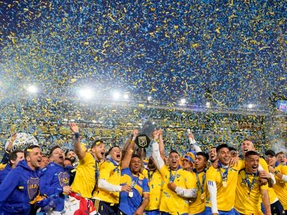 Los jugadores de Boca Juniors celebran la obtención de la copa de la Liga argentina de fútbol, el 23 de octubre de 2022 en el estadio de La Bombonera.