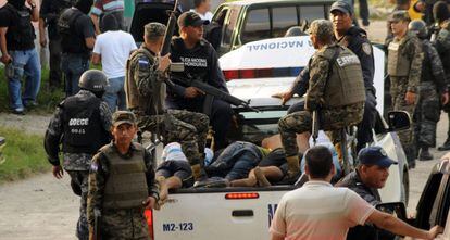 Fuerzas del orden detienen a presuntos pandilleros, en 2014, tras un enfrentamiento en un barrio en Honduras.