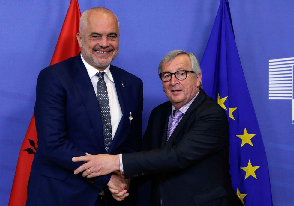 El primer ministro de Albania, Edi Rama, estrecha la mano del presidente la Comisión Europea, Jean-Claude Juncker, este martes en Bruselas.