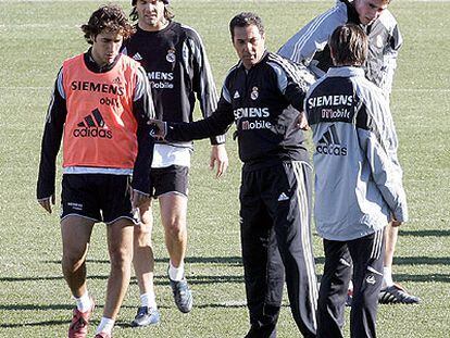 Luxemburgo da indicaciones tácticas a Raúl y Celades durante un entrenamiento del Madrid.