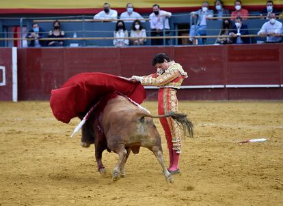 Roca Rey durante su faena en la feria de San Isidro, del Palacio de Vistalegre, el 21 de mayo de 2021. El torero participa en el ciclo de Castellón.
