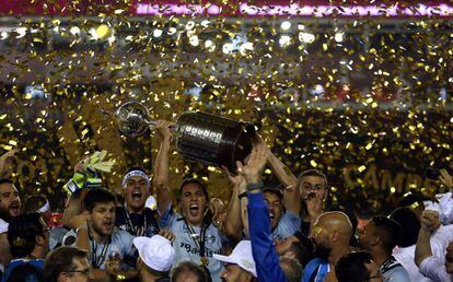 Los jugadores de Gremio levantan la Copa Libertadores en el estadio de Lanús, en Buenos Aires.