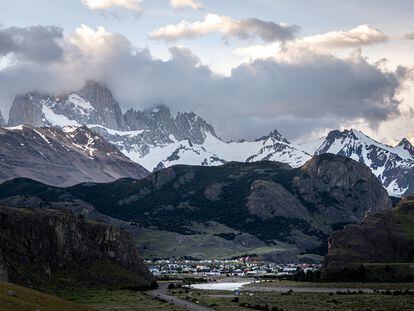 El Chaltén y el pueblo a sus pies, vistos desde el mirador de la ruta que lleva a esta localidad.