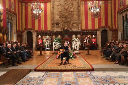 Joan Manuel Serrat cantando en el acto de despedida de Joan Barril en el Ayuntamiento de Barcelona