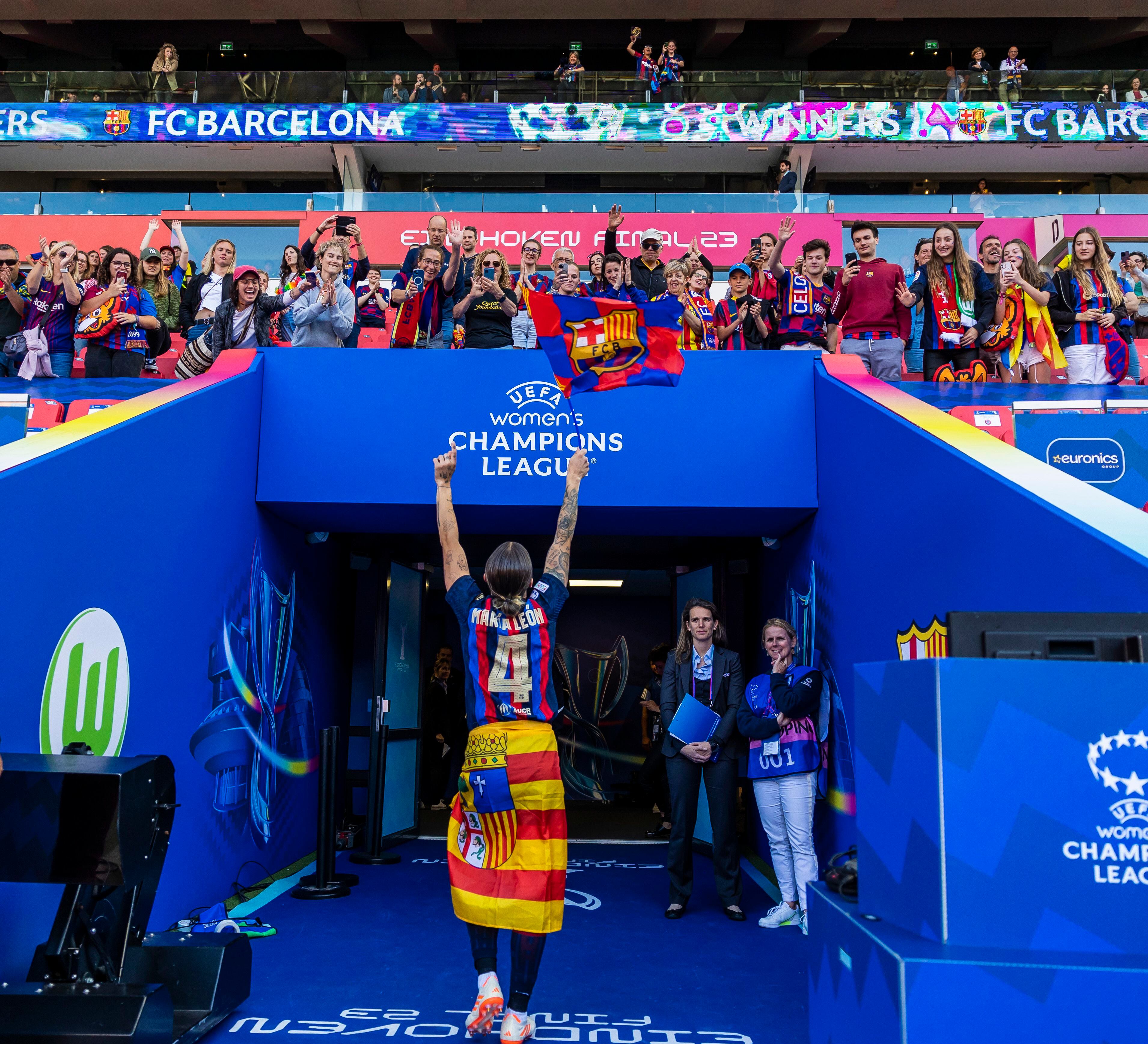 Mapi León saluda al público después de proclamarse campeona de la Champions League femenina el pasado sábado.