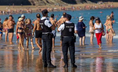 Dos agentes de la Policía Municipal de San Sebastián en la playa de La Concha el pasado 11 de septiembre.