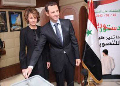 Asma el Asad vota junto a su marido, el presidente, en el referéndum del pasado febrero.