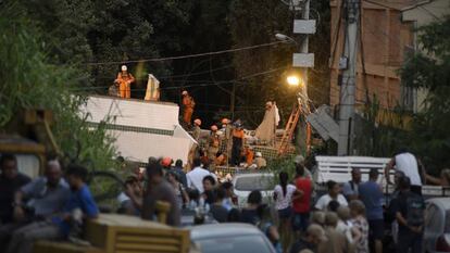 Los equipos de rescate trabajan en un edificio ilegal que se desplomó matando a 24 personas en Río de Janeiro en abril de 2019.